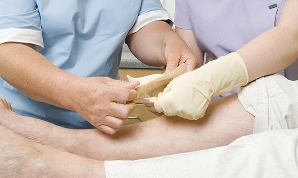 Dressing a wound